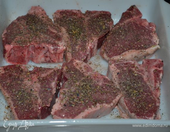Приготовим молодую баранину.
Посолим и поперчим наши отбивные.Сбрызнем спреем или просто смажем растительным или оливковым маслом.Сверху с каждой стороны обсыпаем приправой прованские травы.