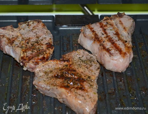 Обжарим на гриле с каждой стороны по 3 мин. для средней прожарки, если у вас мясо именно в такой нарезки и размера.