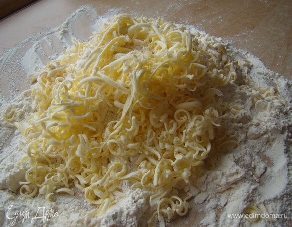 Натереть маргарин - растереть с мукой в крошку