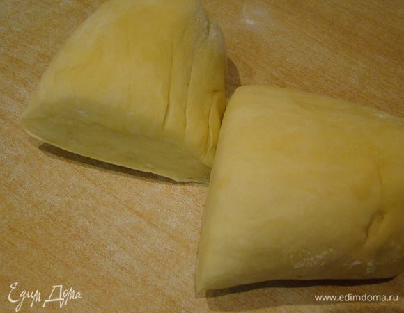 Добавить сметанную смесь, замесить мягкий, но не липкий колобок. Отправить в холодильник на час-два, если будете сразу готовить из теста, или в морозилку, если тесто сразу не понадобиться