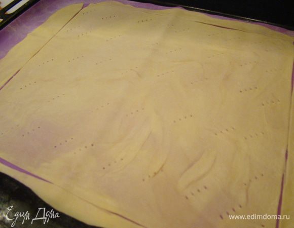 Раскатываем тонко-тонко, накалываем вилкой, выпекаем около 7 минут. Я раскатываю на силиконовом коврике