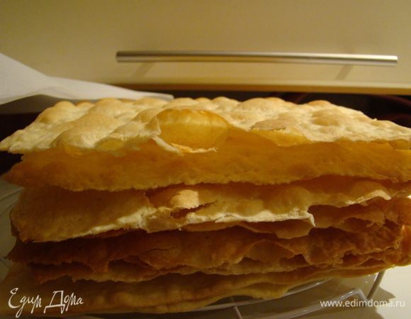 Выпекаем при 220 - 230 "С, около 7 минут. Вот такие воздушные коржи получаются. Подровняйте их, обрезки не выбрасывайте