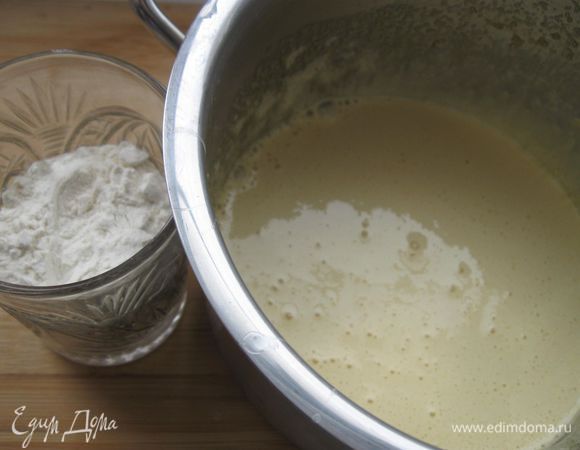 В желтки всыпать сахарный  песок и хорошо растереть до образования пены.
В желтки насыпать муку и хорошо перемешать. 
