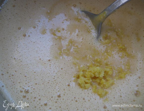 Натереть на мелкой терке 1 чайную ложку  цедры и добавить к тесту.

