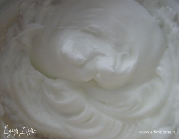 Белки взбить до пиков.

