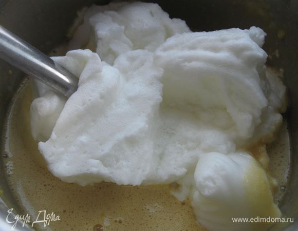 Соединить белки и желтки, осторожно перемешать. 