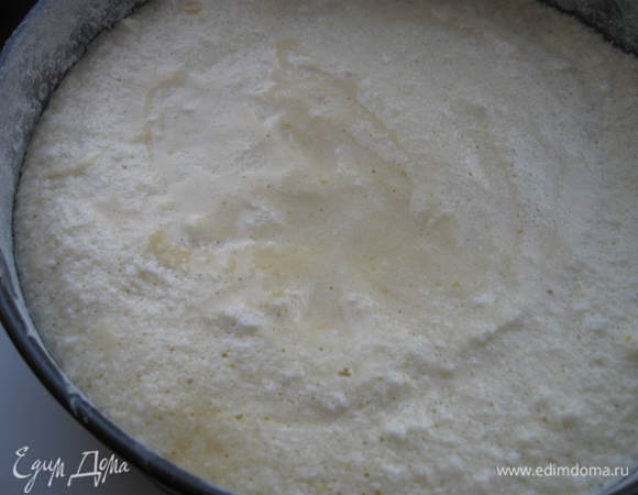 Переложить в смазанную маслом и обсыпанную мукой форму.
