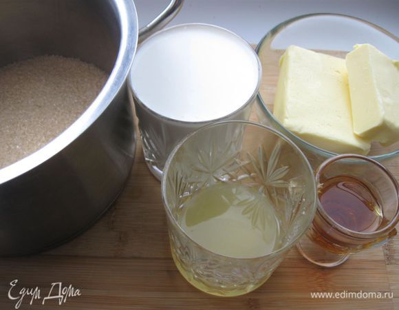 Приготовить крем, влив в кастрюлю сливки, положить  ваниль, сахарный песок и поставить варить. Дать покипеть минут 15, часто мешая, чтобы не пригорело, пока не появятся большие  пузыри и цвет из белого перейдет в кремовый. Сейчас же отставить, остудить. Влить сок лимона, коньяк. Перемешать хорошенько.
Стереть в помадку сливочное масло, соединить с кремом и хорошенько взбить венчиком.
