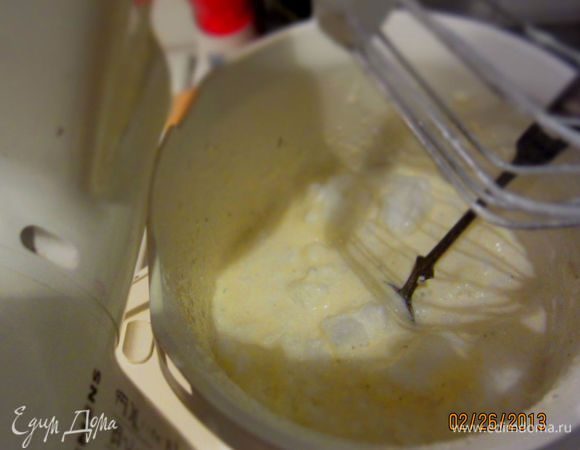 смешать сыр, сахар, ванилин и желтки
потом положить взбитые белки и не взбивать! а очень медленно размешать