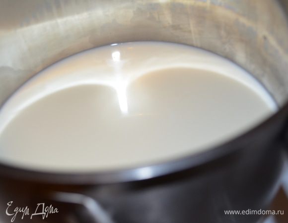 в кастрюльку влить молоко и кефир...нагревать на среднем огне, но до кипения не доводить (она потихоньку начнет сворачиваться)