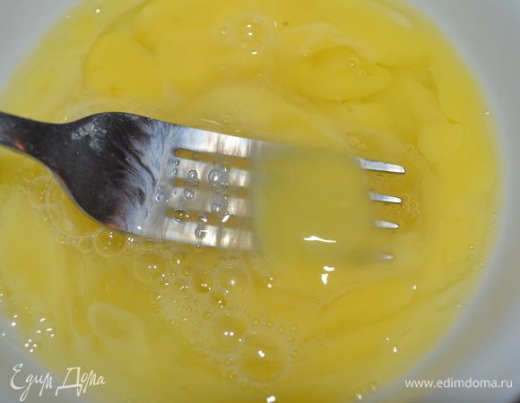 яйца взбить вилочкой с солью