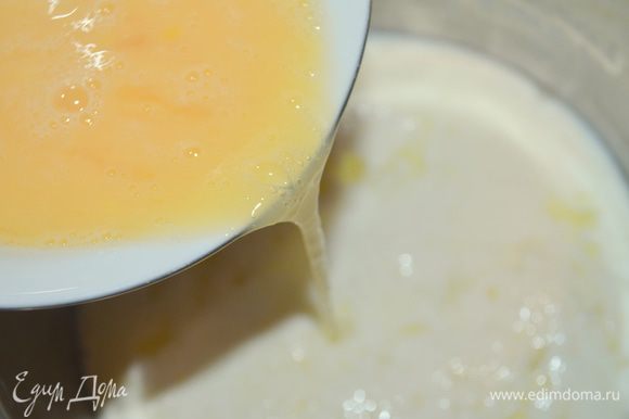 влить яичную смесь в молочно-кефирную тонкой струйкой постоянно помешивая...