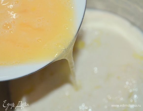 влить яичную смесь в молочно-кефирную тонкой струйкой постоянно помешивая...