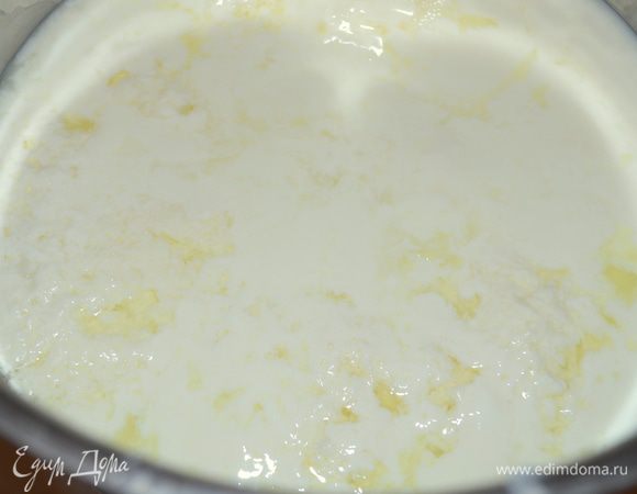 Варим эту смесь на среднем огне примерно 10 минут, до момента полного отделения сыворотки. 