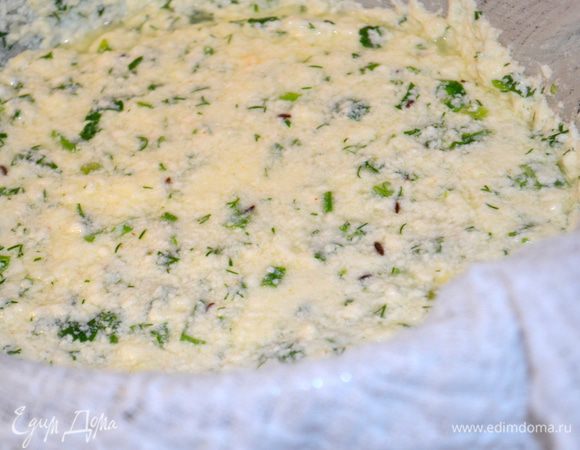 на дуршлаг выложить марлю в 4 слоя, а сам дуршлаг поставить в тазик, выложить на марлю нашу массу и дать воде полностью стечь...