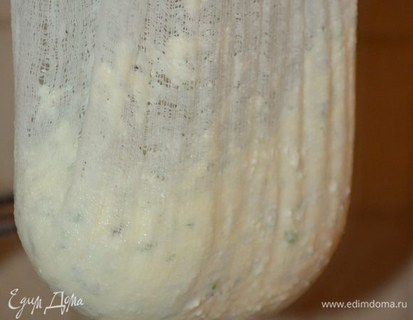 затем марлю надо подвесить,чтобы вся жидкость стекла, немного отжать...