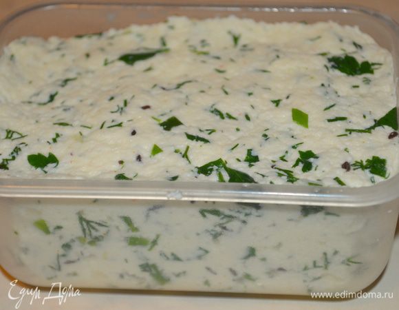 затем сыр переложить в контейнер или миску, сверху поставить гнет! Убрать в холодильник на ночь!