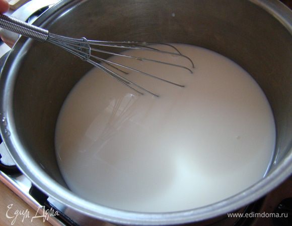В это время осталвшееся молоко с сахаром доводим до кипения