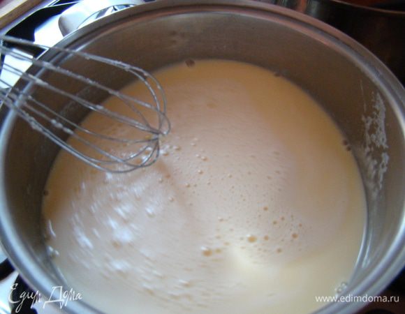 В яичную смесь вливаем половину горячего молока, размешиваем, переливаем обратно в кастрюлю с сладким молоком, и, энергично помешивая, на среднем огне завариваем крем
