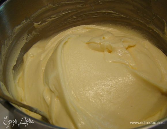 Не переставая взбивать, добавляем порциями заварной крем