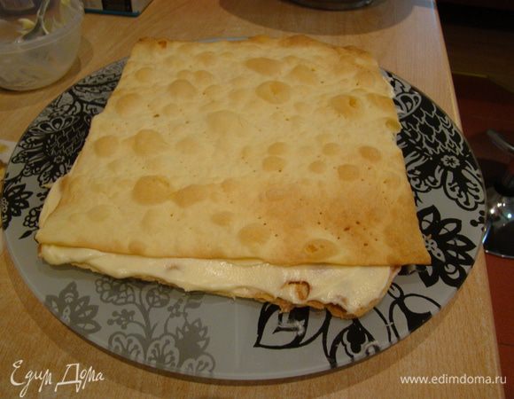 Собираем торт как обычно - обильно смазывая кремом (около 220 гр крема на каждый корж)