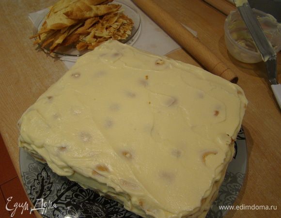 В итоге: 8 тонких коржей, размер 23*27 см. Если у вас нет силиконового коврика - можете сделать 6 - 7 коржей, или попробуйте раскатывать на плотной пергаментной бумаге