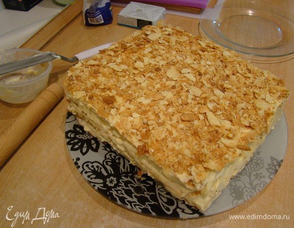 Обсыпать торт крошкой, которая осталась после выравнивания коржей 