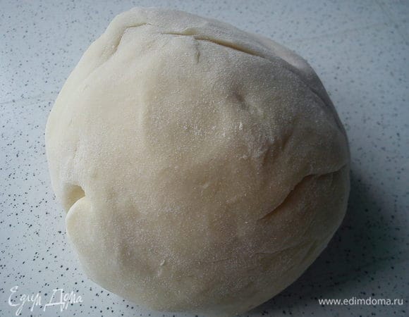 Замесить тесто. Как я уже писала выше, замесила в хлебопечке. Но всегда по бабушкиному совету накрываю его миской и оставляю на 30 минут полежать. Можно замесить тесто руками. Просеять муку на стол горкой, сделать в ней углубление, влить туда молоко и вбить яйца, посолить. Постепенно подмешивать вилкой муку, когда все смешается хорошо вымесить руками. 
