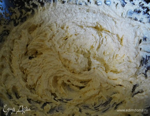 Теплое сливочное масло взбить со 120 граммами  сахара в крем. *Сахар добавлять постепенно, когда масло уже будет хорошо взбито, чтобы равномерно  его распределить и  не сделать массу тяжелой.