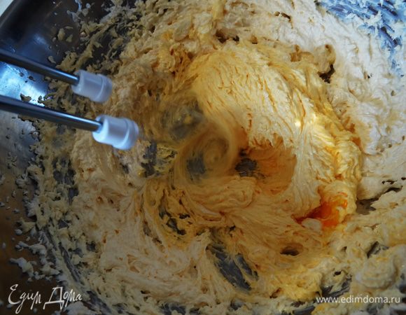 Затем добавить яйцо, тщательно растереть. Положить три желтка и взбивать до получения густой гладкой массы. **Желтки лучше всего добавлять по одному.