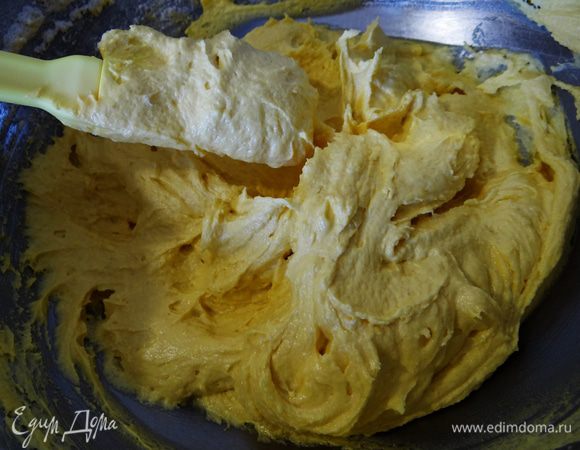 Тесто (очень важно!) нужно мешать ложкой, а не взбивать с миксером, иначе Вам может показаться, что муки мало (песочное тесто имеет такое свойство) и Вы будете раз за разом  ее добавлять. Этого делать не стоит: 150 г муки полностью достаточно.