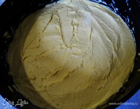  Выложить тесто в смазанную маслом форму, разгладить лопаткой, стараясь равномерно распределить массу с середины формы до самых краев. Обычно большее количество теста находится в середине.