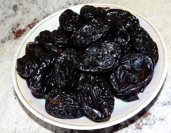 Чернослив предварительно нужно промыть и замочить в алкоголе. Затем слить лишнюю жидкость и как следует обсушить.
