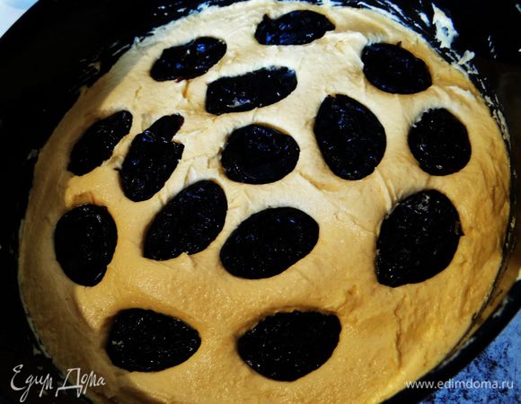 Распределить чернослив по всему пирогу, немного вдавливая его.  Поставить пирог в холодильник  на ночь, минимум - 2 часа. **** Если песочное тесто перед выпеканием положить в холодильник,  то в итоге оно получится более рассыпчатым и крошащимся.  Выпекать при 180*С 35-40 минут ( у меня выпекся быстрее). Проверить на готовность как кексы: сухой спичкой или зубочисткой. 