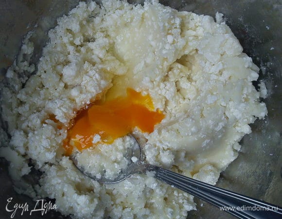 Картофель отварить (не солить). Слить воду и размять его в пюре. Постепенно добавить творог, хорошо размять и вбить яйца. 