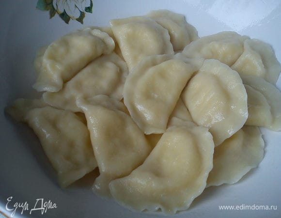 Готовые вареники выложить в миску и полить растопленным сливочным маслом