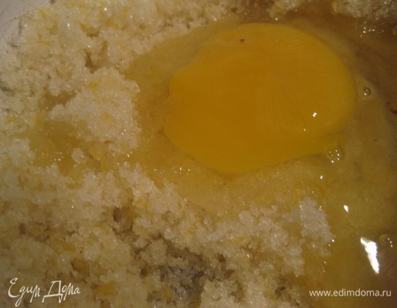 В миску с цедрой и сахаром добавляем все "влажные" ингредиенты (яйца, сметана/йогурт, масло, ванильный экстракт)