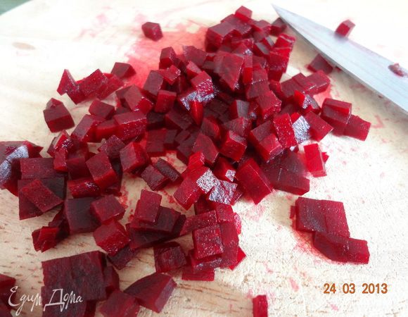 Свеклу отварить или запечь в фольге в духовке, остудить, нарезать мелким кубиком.