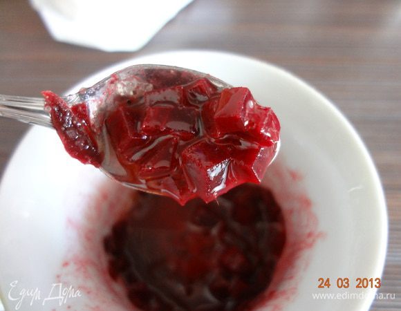 Для соуса в оливковое масло добавить горчицу, сок лимона, винный уксус (я добавила вместо меда), посолить, поперчить по вкусу тщательно взбить до состояния эмульсии. Затем добавить нарезанную свеклу, все хорошо перемешать.