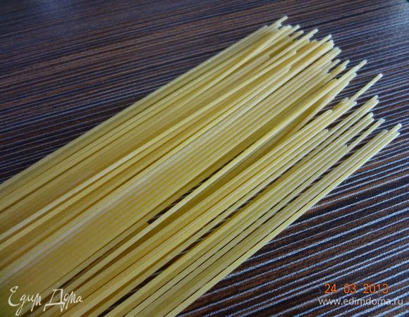 Спагетти отварить в подсоленой воде, слить отвар, сбрызнуть оливковым маслом.