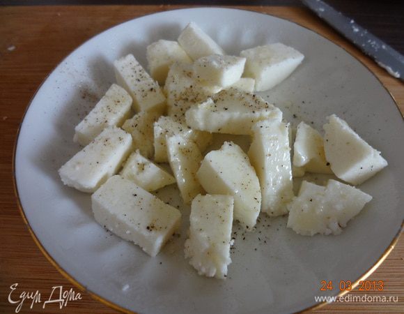 Сыр нарезать небольшими кусочками посолить (если фета, то не нужно), поперчить, сбызнуть оливковым маслом, выложить в форму, смазанную маслом и поставить под гриль на 3-4 минуты. Я подрумянила сыр на сухой сковороде. 