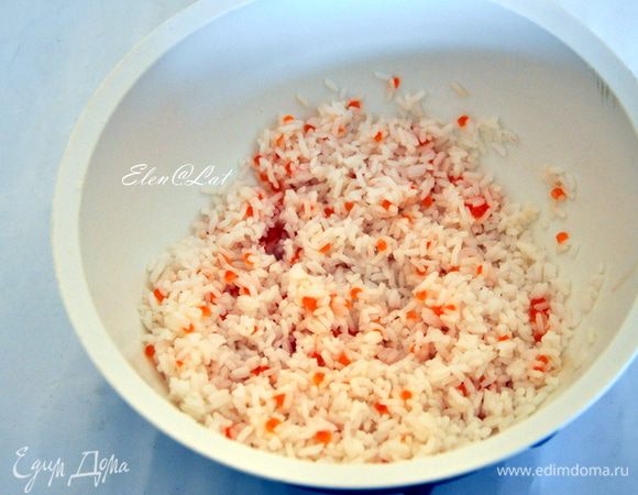 Рис отварить, но не переварить, он должен быть рассыпчатым!  Остудить и смешать его с икрой (оставить немного икры для украшения).  Выжать сок из лимона.Заправить майонезом, добавить лимонный сок..