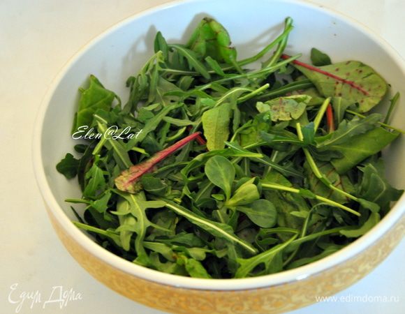 Первый слой салатные листья, сбрызнуть соком лимона.