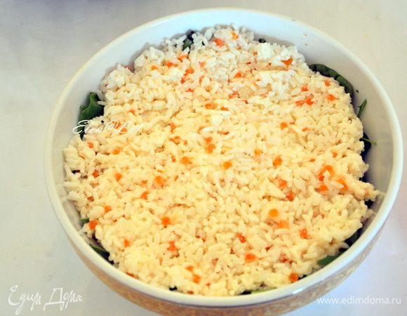 Затем слой риса с икрой.