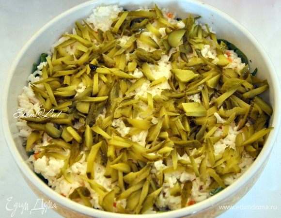 Затем нарезанные соломкой маринованные огурчики.
