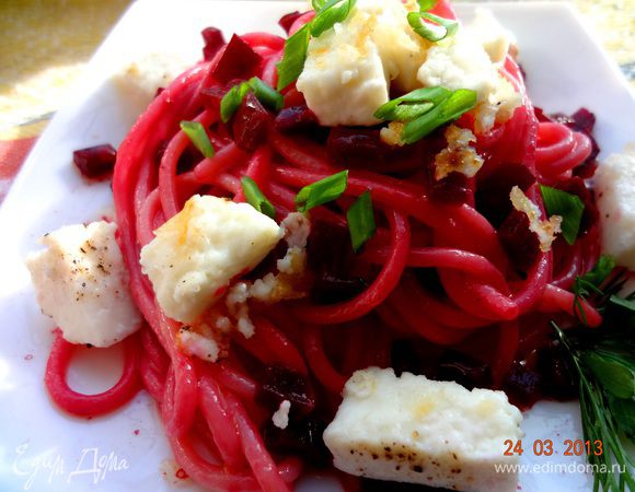 Спагетти смешать с соусом, выложить на подогретую тарелку, сверху выложить сыр, посыпать зеленым луком и подавать сразу.