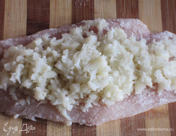 Куриное филе обвалять в муке, сверху выложить пюре из цветной капусты.....