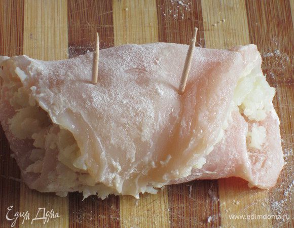 .......свернуть рулетиком и закрепить зубочисткой.