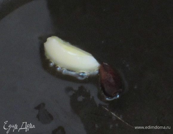 В сковороде разогреть оливковое масло,слегка обжарить перчик и чеснок, затем вынуть. 