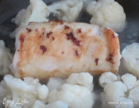 Обжарить куриный рулетик 5 минут, добавить оставшуюся часть цветной капусты, влить вино и протушить ещё 10 минут.